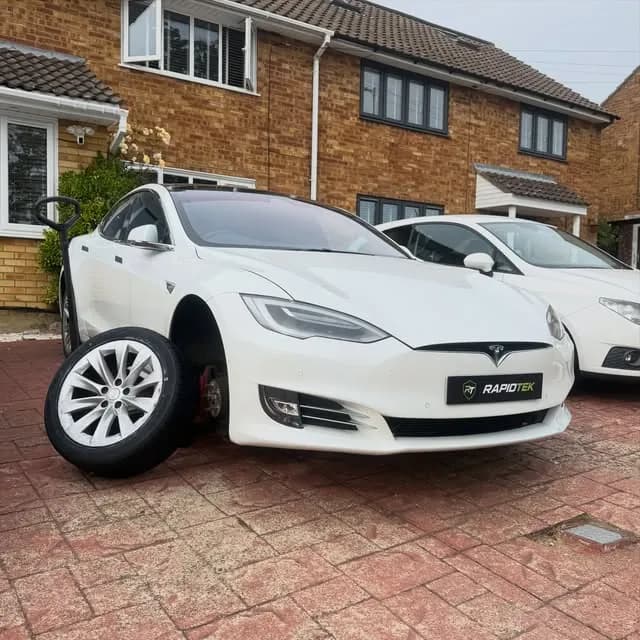 RapidTek mobile tyre service with Tesla Model S